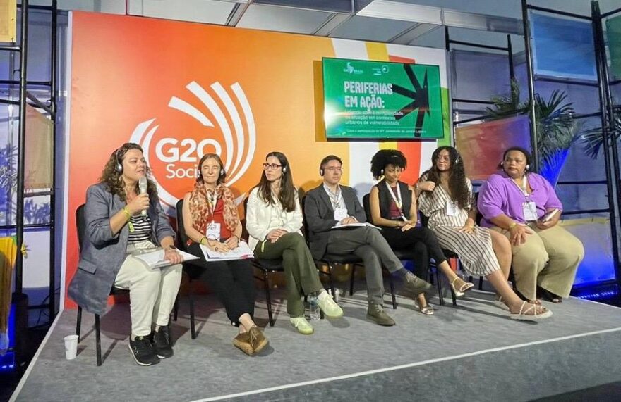 Imagem da participação do GT de Juventude do Jardim Lapena na mesa 'Periferias em ação: Lidando com a complexidade da atuação em contextos urbanos de vulnerabilidade', do G20 Social.