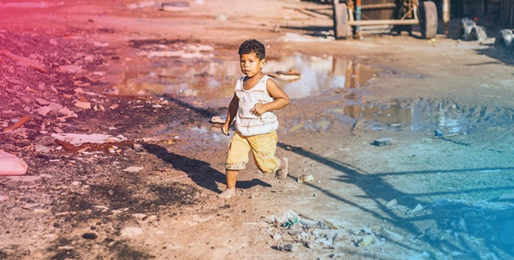 Foto criança brincando na favela - Gerando Falcões