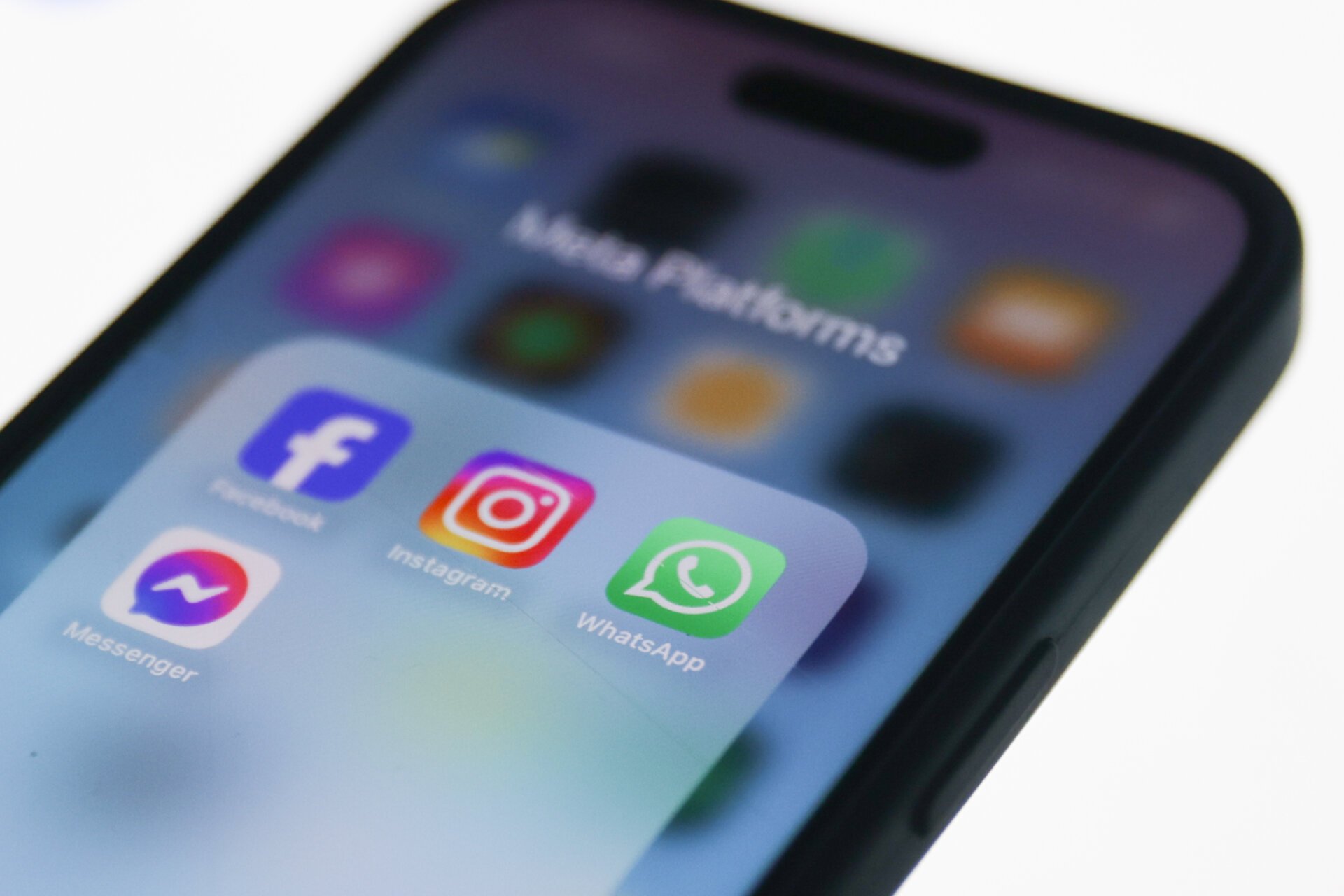 Facebook, Instagram, WhatsApp and Messenger icons displayed on a phone screen