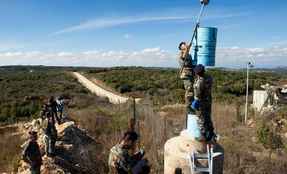 UNIFIL और लेबनान के अधिकारी, ब्लू लाइन दर्शाने वाले 'नीले बैरल' ठीक करते हुए. 