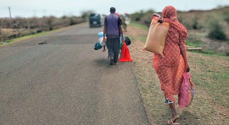 أسر تفر من سنجة، جنوب السودان، بعد وقوع اشتباكات عنيفة.