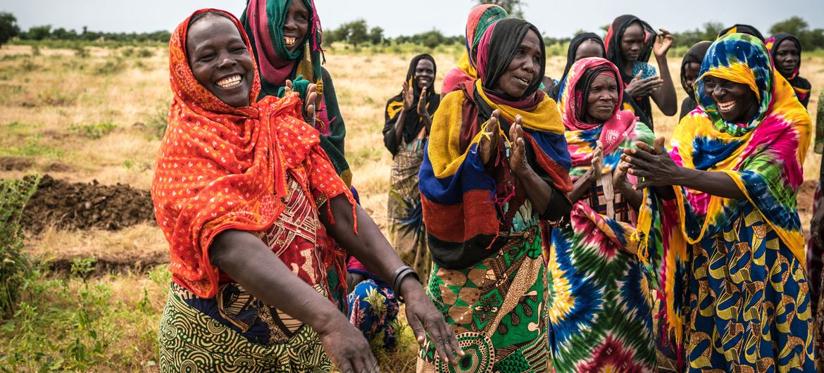 Women in Djoukoulkili, Chad, work to prevent land loss.