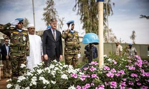 Jean-Pierre Lacroix, Secrétaire général adjoint aux opérations de paix (au centre à droite) assiste à une cérémonie de commémoration en hommage aux soldats de la paix tombés au combat à Gao, au Mali.