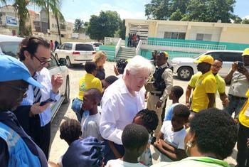 Bob Rae, Canada’s Ambassador to the UN and President of the UN’s Economic and Social Council meets young Haitians in Port-au-Prince.