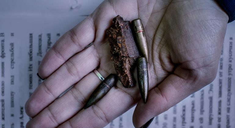 Фото из архива: осколки снарядов и пули, собранные с территории школы в Донецкой области.