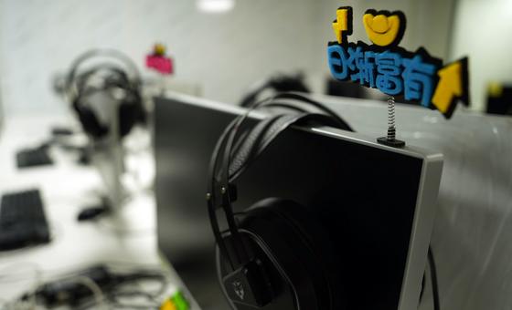 A scammer’s workstation in the Philippines, which displays Chinese text reading ‘increasingly prosperous’.