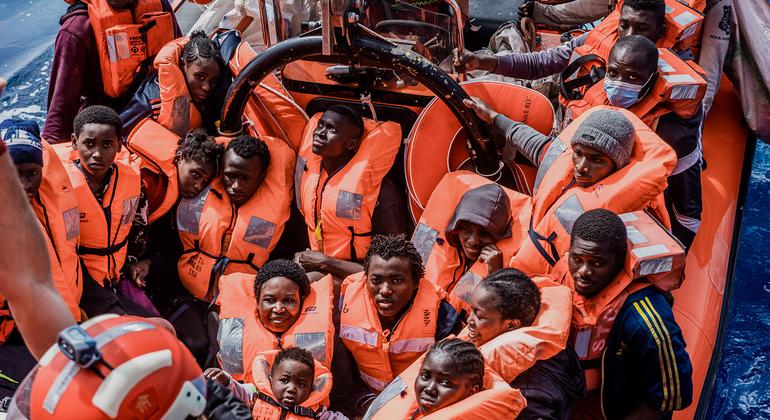 Migrantes rescatados frente a las costas de Libia por la ONG SOS Méditerranée. (archivo)