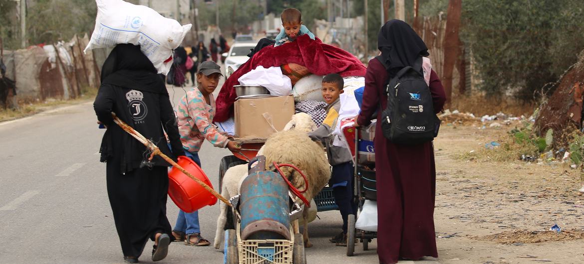 عائلة فلسطينية تفر من مدينة رفح جنوب قطاع غزة.