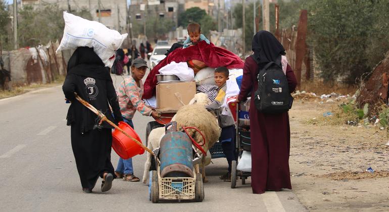 عائلة فلسطينية تفر من مدينة رفح جنوب قطاع غزة.