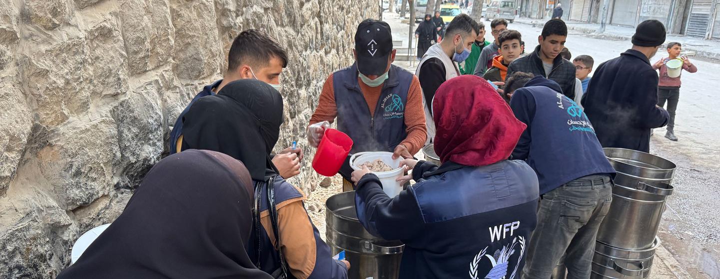 Des repas chauds sont distribués par une équipe du PAM à Alep, en Syrie.