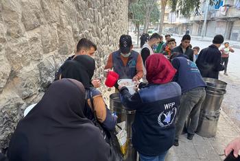 Hot meals are distributed by a WFP team in Aleppo, Syria.