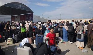 Des familles se rassemblent au terminal de Rafah dans l’espoir de quitter Gaza.