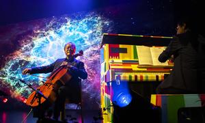 Le violoncelliste et défenseur des ODD Yo-Yo Ma se produit  lors d'une spectacle dans le pavillon ODD.