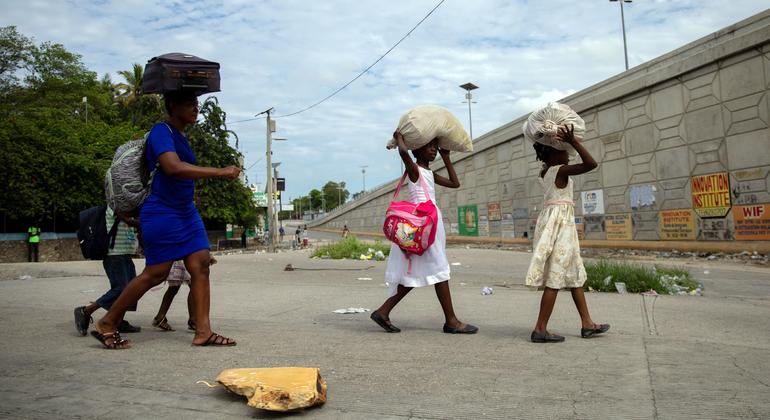 Les gens continuent de fuir leurs  domiciles à Port-au-Prince en raison de la violence liée aux gangs.