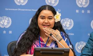 Brianna Fruean, de la région du Pacifique et jeune militante pour la justice climatique, informe les médias lors du Sommet sur l'ambition climatique.