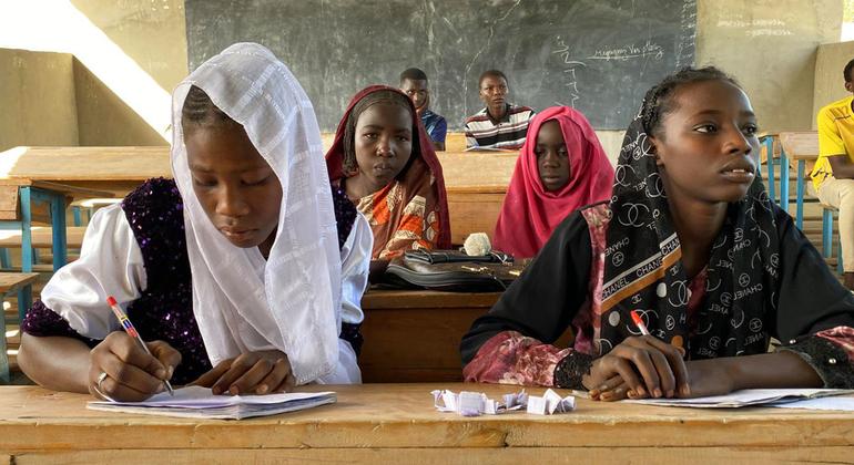 Des jeunes filles étudient dans un centre à Bol, au Tchad.