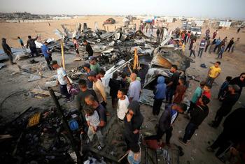 Des Gazaouis dans un camp de personnes déplacées bombardé en mai 2024 (photo d'archives).