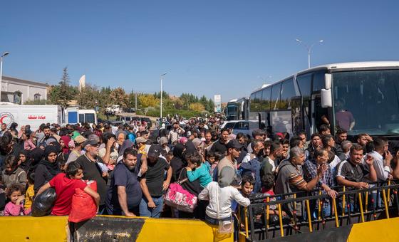 Personas que huyen de los atentados en Líbano llegan a la frontera con Siria.