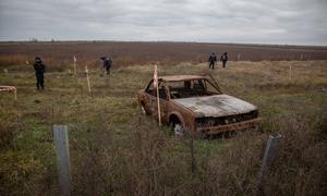 Des démineurs nettoient une zone précédemment occupée près de la ligne de front entre Mykolaiv et Kherson dans le sud de l'Ukraine.