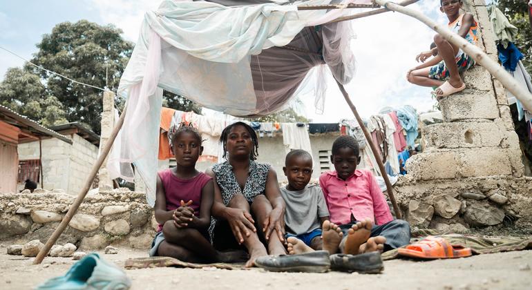 Une mère est assise avec ses enfants dans un camp de fortune à Léogâne, à la périphérie de la capitale haïtienne, Port-au-Prince.