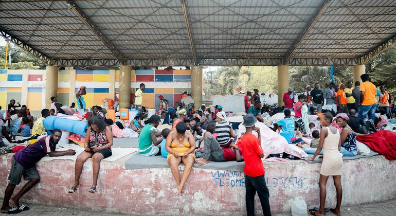 Makazi ya muda iliyojengwa kwa ajili ya watu waliokimbia makazi yao huko Léogâne, Haiti.