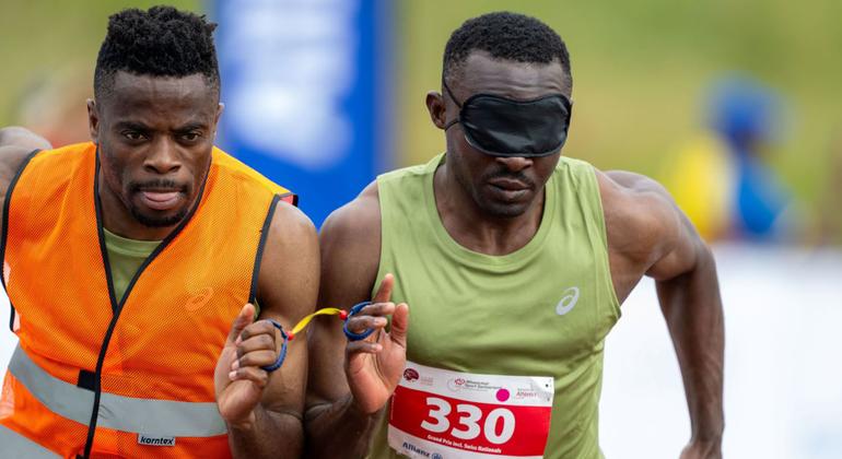 Guillaume Junior Atangana, sprinteur malvoyant camerounais, et son guide Donard Ndim Nyamjua, vont participer aux Jeux Paralympiques de 2024 à Paris.