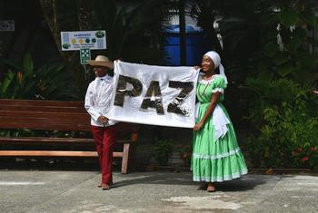 Youth leaders from the Pacific Coast of Colombia hold up a sign in Spanish which reads 'peace.' (file)