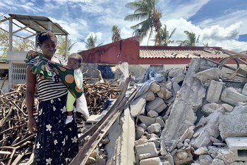 Mama akiwa na mwanae kwenye kifusi cha nyumba baada ya kusombwa na kimbunga Idai mwaka 2019.