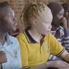 Elizabeth Ayebare (en chemise jaune), atteinte d'albinisme, est en classe avec d'autres élèves.