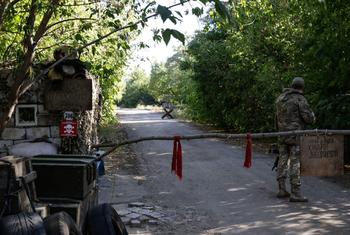 A soldier stands guard at a Ukrainian military checkpoint on the contact line in Bakhmut, where Wagner Group mercenaries have been fighting alongside Russian army forces. (file)