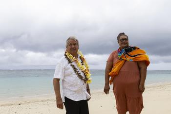 Katibu Mkuu wa Umoja wa Mataifa António Guterres (kushoto) akutana na mwanajamii wa eneo hilo kutoka Lalomanu, Samoa.