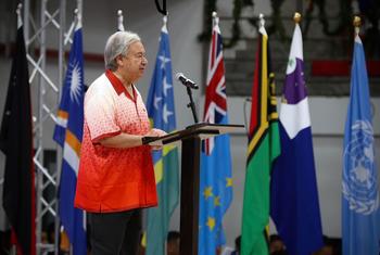 Katibu Mkuu wa Umoja wa Mataifa António Guterres akitoa hotuba kwenye sherehe za ufunguzi wa Kongamano la 53 la Visiwa vya Pasifiki mjini Tonga.