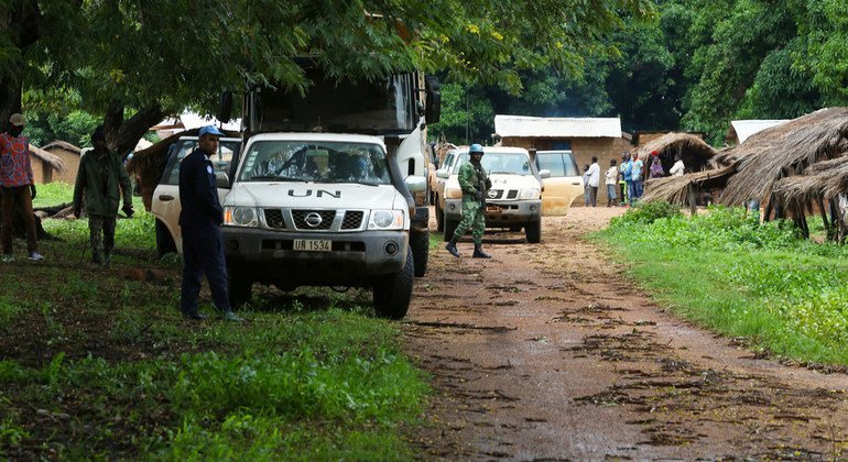 Des Casques bleus de la MINUSCA en patrouille dans la préfecture d'Ouham-Pendé, dans le nord-ouest de la République centrafricaine (RCA)
