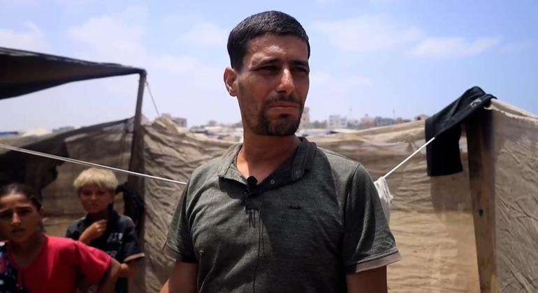 فايز الزعيم، نازح فلسطيني نزح مع أسرته أكثر من مرة وهو الآن في بلدة الزوايدة في وسط غزة.