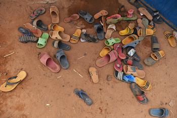 Les attaques contre les civils ont fortement augmenté au Burkina Faso. Sur la photo, des sandales à l'extérieur d'un espace commun dans un camp de personnes déplacées.