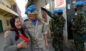 La Lt. Colonel Ella Van Den Heuvel des Pays-Bas interagit avec un résident local lors d'une patrouille à Rmeish, au Sud-Liban (décembre 2017).