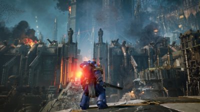 Warhammer 40,000: Space Marine 2 – Capture d’écran montrant un Marine face à une ville puissamment défendue