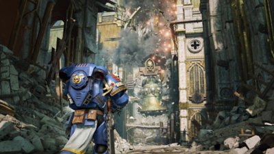 Warhammer 40,000: Space Marine 2 – Capture d’écran montrant un Marine de dos, dans une cité en ruines