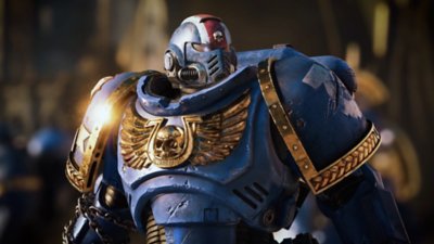 Warhammer 40,000: Space Marine 2 – Capture d’écran montrant un Marine en plan rapproché, portant une armure bleue avec un emblème doré sur la poitrine