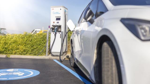 E-Auto beim Laden an E-Ladesäule