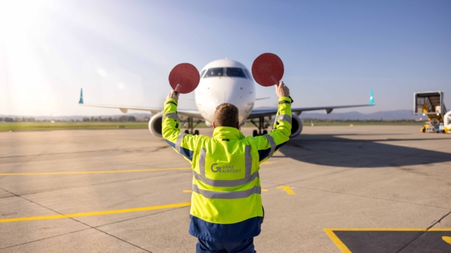 Marshaller beim Einweisen eines Flugzeuges