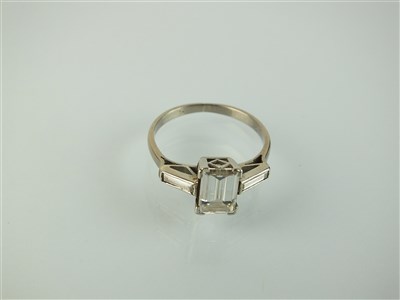 Lot 139 - A rectangular cut diamond ring