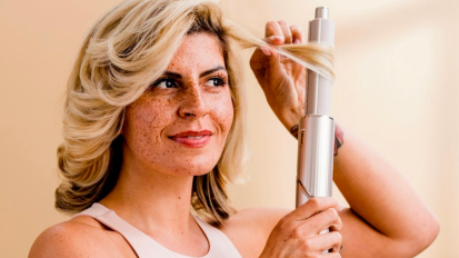 a woman curling her hair with a shark flexstyle