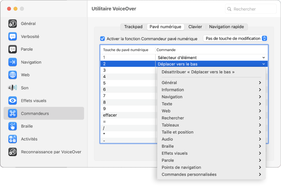 Fenêtre Utilitaire VoiceOver. La catégorie Commandeurs est sélectionnée dans la barre latérale et la sous-fenêtre Pavé numérique est sélectionnée sur le côté droit. En haut de la sous-fenêtre Pavé numérique, la case Activer la fonction Commandeur pavé numérique est cochée. L’option Pas de touche de modification est sélectionnée dans le menu local relatif aux touches de modification. Sous la case et le menu local se trouve un tableau avec deux colonnes : Touche du pavé numérique et Commande. Le deuxième rang est sélectionné et contient 2 dans la colonne Touche du pavé numérique et Déplacer vers le bas dans la colonne Commande. Un menu local situé sous Déplacer vers le bas affiche des catégories de commandes, comme Général. Chaque catégorie comporte une flèche pour afficher les commandes pouvant être affectées à la touche de pavé numérique active.