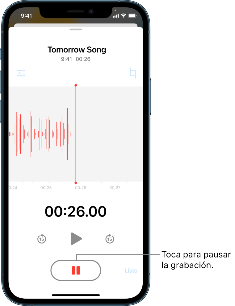 Una grabación de Notas de Voz en progreso, con el botón Pausa activado y controles atenuados para reproducir, avanzar 15 segundos y regresar 15 segundos. La parte principal de la pantalla muestra la onda de sonido de la grabación en progreso junto con un indicador de tiempo. El indicador naranja “Micrófono en uso” aparece en la parte superior derecha.