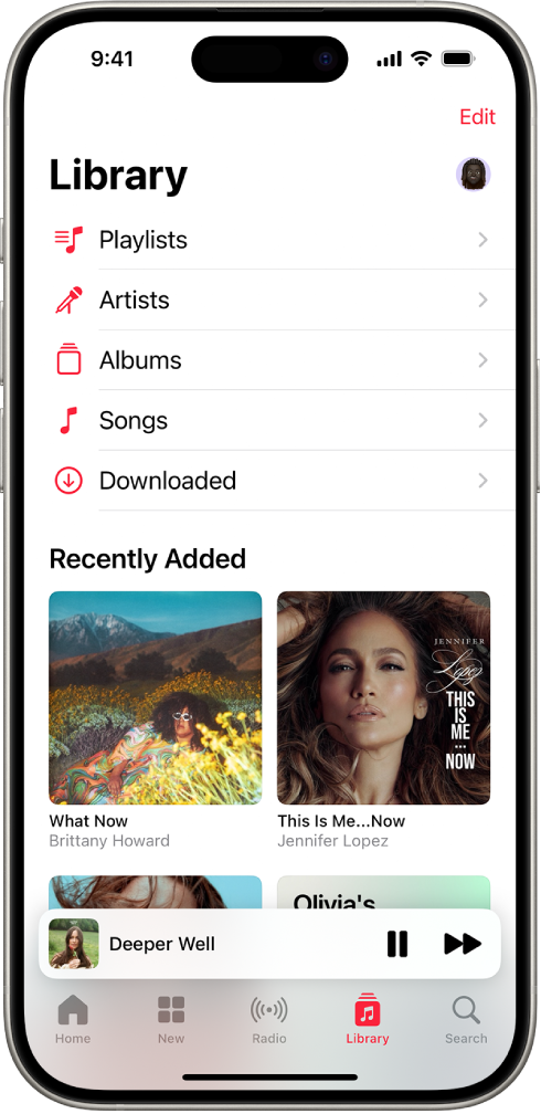 플레이리스트, 아티스트, 앨범, 노래 및 다운로드됨 등의 카테고리 목록이 표시된 보관함 화면. 목록 아래에 최근 추가된 항목으로 표시된 음악. 현재 노래 제목과 하단 근처에 일시 정지 및 다음 버튼이 표시된 미니 플레이어.