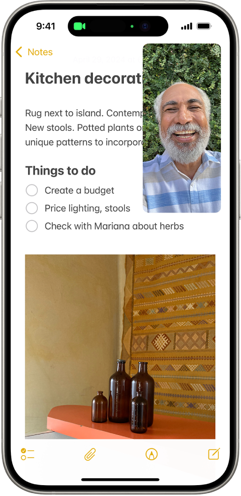 O conversație FaceTime în curs, în timp ce o notiță despre decorarea bucătăriei umple restul ecranului.