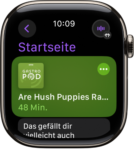 Die App „Podcasts“ auf der Apple Watch zeigt den Home-Bildschirm, auf dem das Coverbild eines Podcasts angezeigt wird. Tippe auf das Coverbild, um die Folge wiederzugeben.