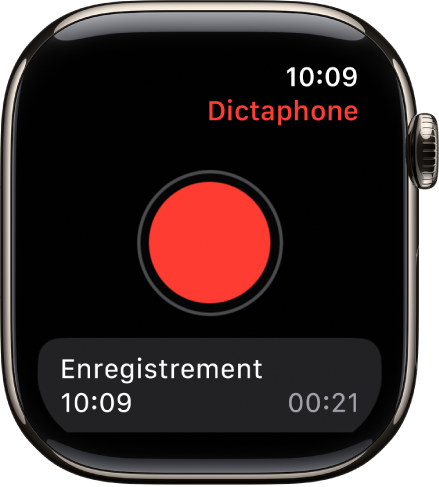 L’Apple Watch affichant l’écran Dictaphone. Un bouton Enregistrer rouge apparaît en haut de l’écran. Un mémo enregistré figure en dessous. Il indique l’heure de son enregistrement et sa durée.