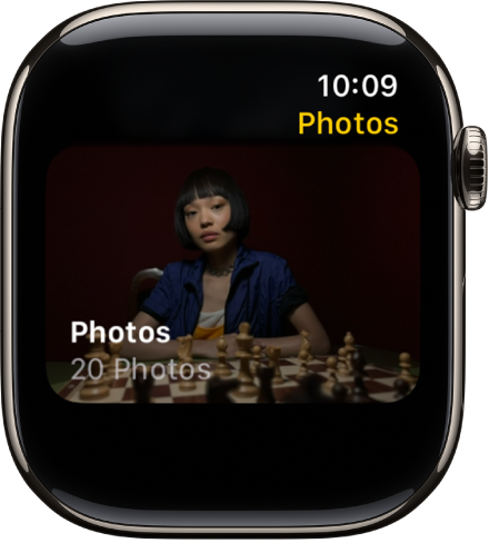 Apple Watch’taki Fotoğraflar uygulaması Arkadaşlar adlı bir albümü gösteriyor.